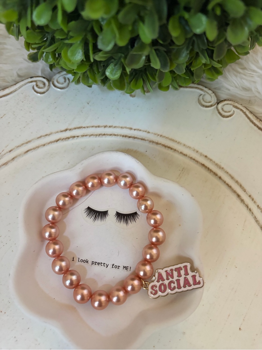 🩵 Pink faux stretch pearl bracelet with anti social charm